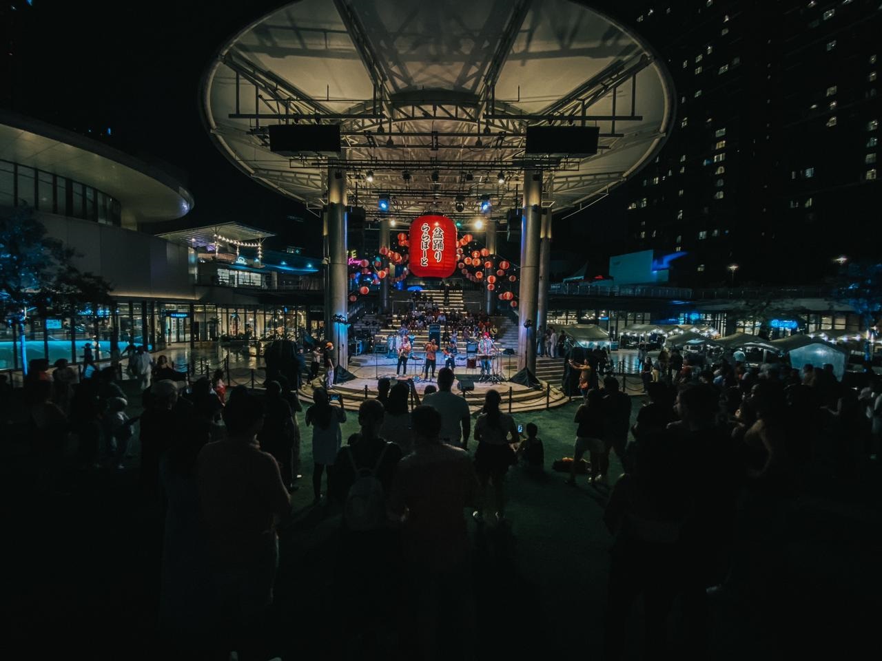 Foto de la agrupación colombiana Salsangroove durante su concierto en el escenario Rooftop Garden del Centro Comercial Lalaport, en Malasia.