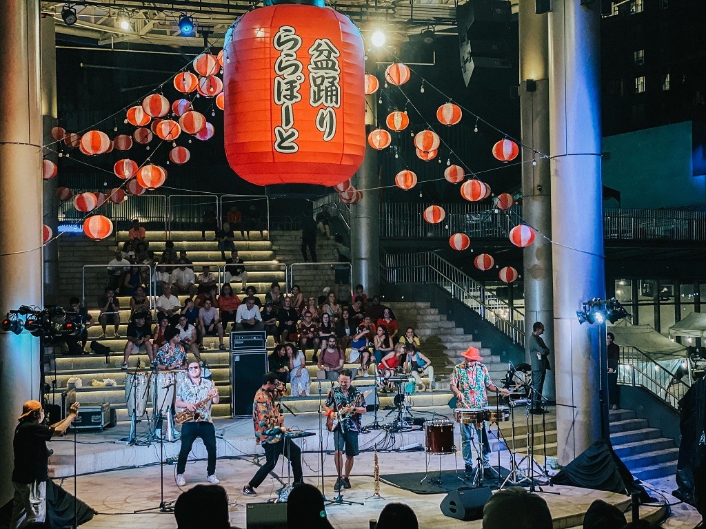 Foto de la agrupación colombiana Salsangroove durante su concierto en el escenario Rooftop Garden del Centro Comercial Lalaport, en Malasia.