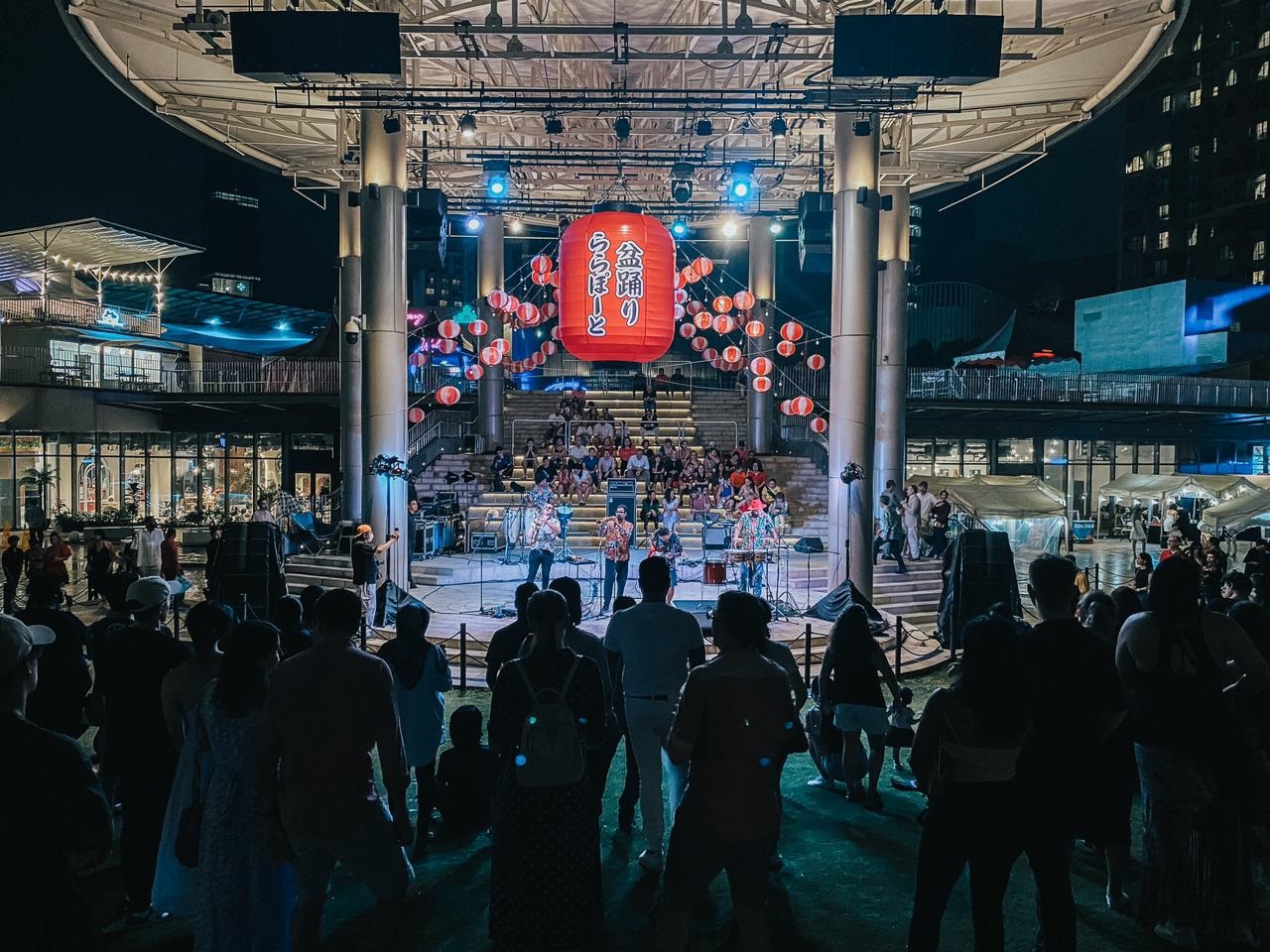 Foto de la agrupación colombiana Salsangroove durante su concierto en el escenario Rooftop Garden del Centro Comercial Lalaport, en Malasia.