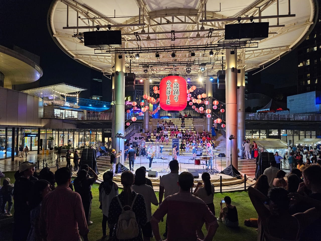 Foto de la agrupación colombiana Salsangroove durante su concierto en el escenario Rooftop Garden del Centro Comercial Lalaport, en Malasia.