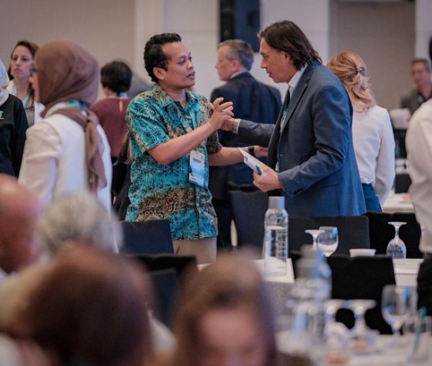 El Ministro de Recursos Naturales y Sostenibilidad Ambiental, YB Nik Nazmi Nik Ahmad, y el Embajador Alejandro Rosselli Londoño.
