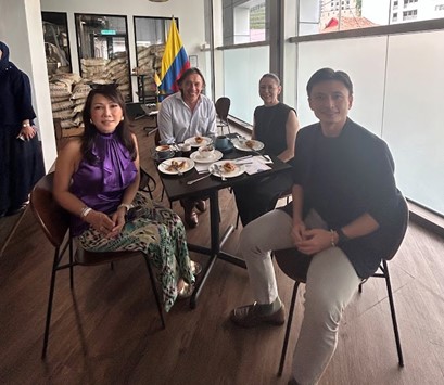 Embajador Alejandro Rosselli con invitados del sector privado de Malasia.