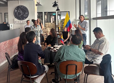 Embajador Alejandro Rosselli presentó a la chef María Edilma Palomino.