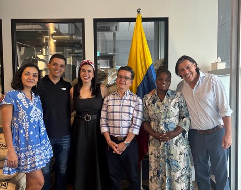 Equipo de la Embajada de Colombia en Malasia, junto con la chef María Edilma Palomino y el experto caficultor, Newerley Gutiérrez.