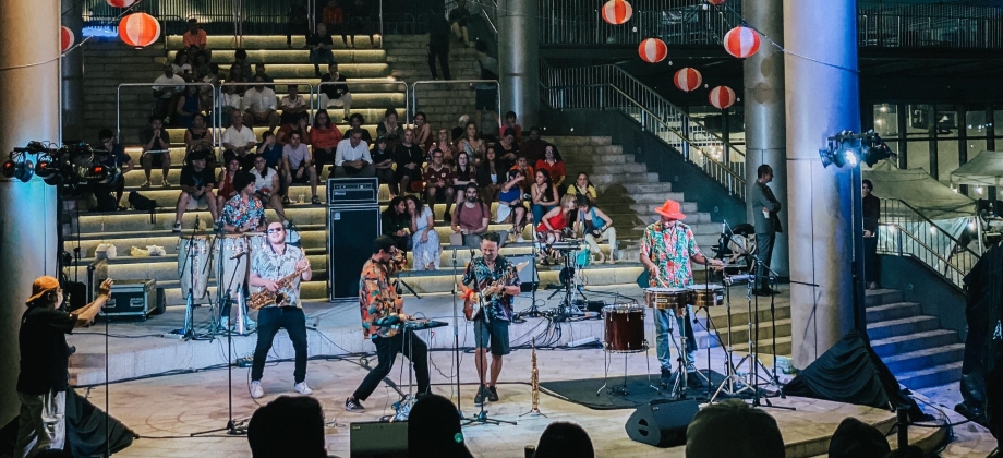 Foto de la agrupación colombiana Salsangroove durante su concierto en el escenario Rooftop Garden del Centro Comercial Lalaport, en Malasia.