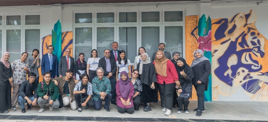 Colombia y Malasia juntos en un mural de Lili Cuca con estudiantes malasios