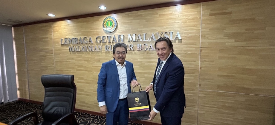 Embajador Alejandro Rosselli se reunió con el ministro de Plantaciones y Bienes Primarios de Malasia, Datuk Johari bin Abdul Ghani